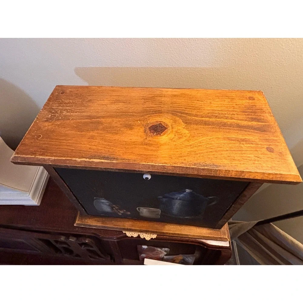 Vintage 1980's handpainted wooden bread box. Country farmhouse cottagecore